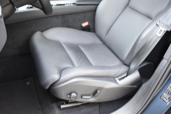 Volvo XC60 T6 350PK Automaat Plug-in Hybrid AWD Plus Dark / Adaptieve Cruise control / Elektrisch glazen panorama-dak / Elektrische stoelen met geheugen / Stuurverwarming / Stoelverwarming / 360 Camera / Elektrische achterklep / Extra getint glas