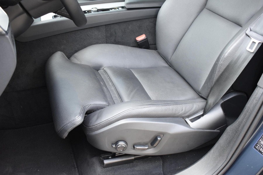 Volvo XC60 T6 350PK Automaat Plug-in Hybrid AWD Plus Dark / Adaptieve Cruise control / Elektrisch glazen panorama-dak / Elektrische stoelen met geheugen / Stuurverwarming / Stoelverwarming / 360 Camera / Elektrische achterklep / Extra getint glas