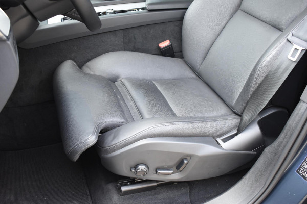 Volvo XC60 T6 350PK Automaat Plug-in Hybrid AWD Plus Dark / Adaptieve Cruise control / Elektrisch glazen panorama-dak / Elektrische stoelen met geheugen / Stuurverwarming / Stoelverwarming / 360 Camera / Elektrische achterklep / Extra getint glas