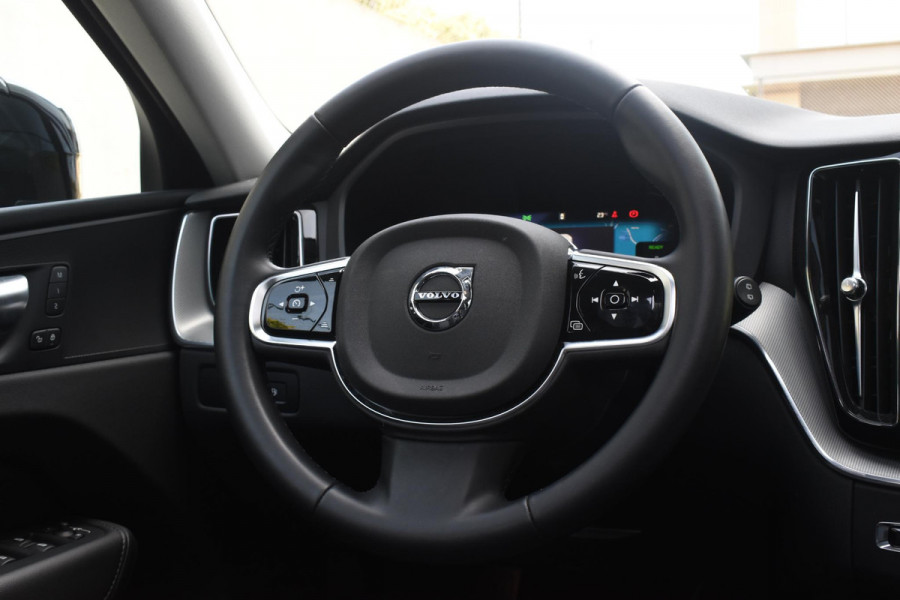 Volvo XC60 T6 350PK Automaat Plug-in Hybrid AWD Plus Dark / Adaptieve Cruise control / Elektrisch glazen panorama-dak / Elektrische stoelen met geheugen / Stuurverwarming / Stoelverwarming / 360 Camera / Elektrische achterklep / Extra getint glas