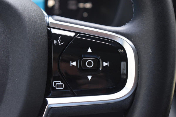 Volvo XC60 T6 350PK Automaat Plug-in Hybrid AWD Plus Dark / Adaptieve Cruise control / Elektrisch glazen panorama-dak / Elektrische stoelen met geheugen / Stuurverwarming / Stoelverwarming / 360 Camera / Elektrische achterklep / Extra getint glas