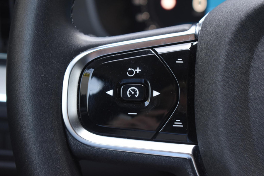 Volvo XC60 T6 350PK Automaat Plug-in Hybrid AWD Plus Dark / Adaptieve Cruise control / Elektrisch glazen panorama-dak / Elektrische stoelen met geheugen / Stuurverwarming / Stoelverwarming / 360 Camera / Elektrische achterklep / Extra getint glas