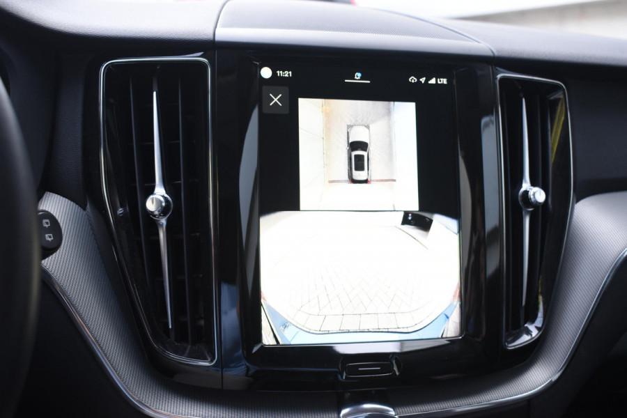 Volvo XC60 T6 350PK Automaat Plug-in Hybrid AWD Plus Dark / Adaptieve Cruise control / Elektrisch glazen panorama-dak / Elektrische stoelen met geheugen / Stuurverwarming / Stoelverwarming / 360 Camera / Elektrische achterklep / Extra getint glas