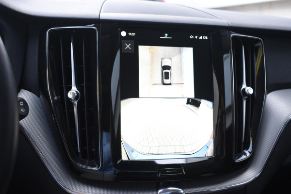 Volvo XC60 T6 350PK Automaat Plug-in Hybrid AWD Plus Dark / Adaptieve Cruise control / Elektrisch glazen panorama-dak / Elektrische stoelen met geheugen / Stuurverwarming / Stoelverwarming / 360 Camera / Elektrische achterklep / Extra getint glas