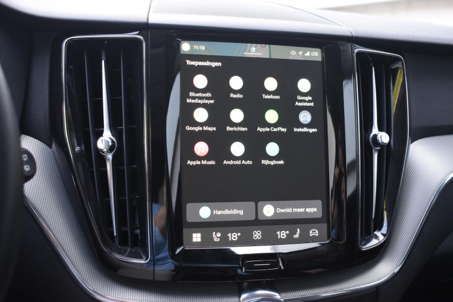 Volvo XC60 T6 350PK Automaat Plug-in Hybrid AWD Plus Dark / Adaptieve Cruise control / Elektrisch glazen panorama-dak / Elektrische stoelen met geheugen / Stuurverwarming / Stoelverwarming / 360 Camera / Elektrische achterklep / Extra getint glas