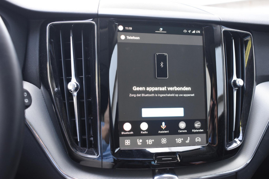 Volvo XC60 T6 350PK Automaat Plug-in Hybrid AWD Plus Dark / Adaptieve Cruise control / Elektrisch glazen panorama-dak / Elektrische stoelen met geheugen / Stuurverwarming / Stoelverwarming / 360 Camera / Elektrische achterklep / Extra getint glas