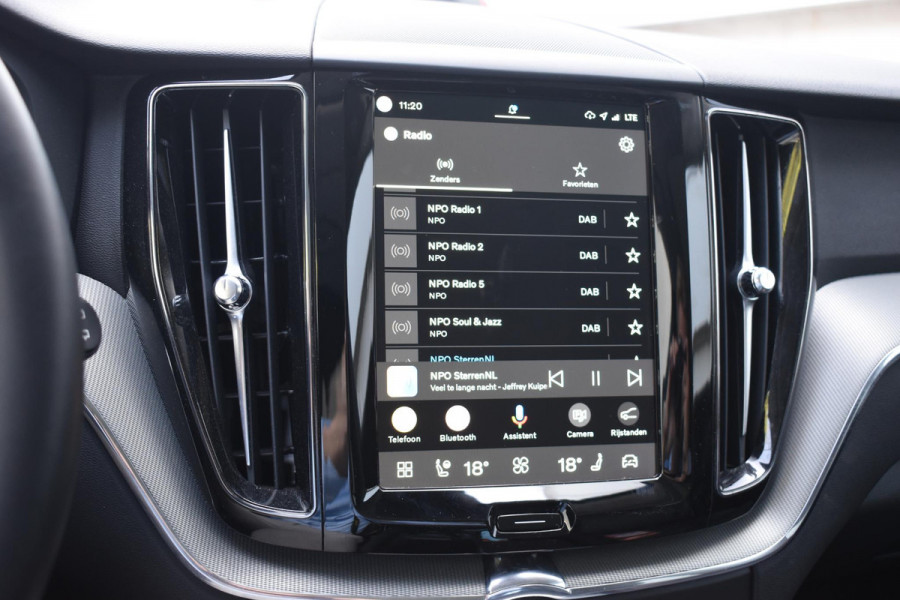 Volvo XC60 T6 350PK Automaat Plug-in Hybrid AWD Plus Dark / Adaptieve Cruise control / Elektrisch glazen panorama-dak / Elektrische stoelen met geheugen / Stuurverwarming / Stoelverwarming / 360 Camera / Elektrische achterklep / Extra getint glas