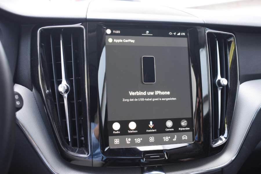 Volvo XC60 T6 350PK Automaat Plug-in Hybrid AWD Plus Dark / Adaptieve Cruise control / Elektrisch glazen panorama-dak / Elektrische stoelen met geheugen / Stuurverwarming / Stoelverwarming / 360 Camera / Elektrische achterklep / Extra getint glas