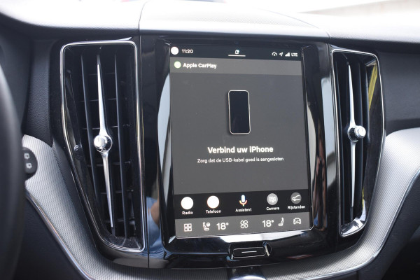 Volvo XC60 T6 350PK Automaat Plug-in Hybrid AWD Plus Dark / Adaptieve Cruise control / Elektrisch glazen panorama-dak / Elektrische stoelen met geheugen / Stuurverwarming / Stoelverwarming / 360 Camera / Elektrische achterklep / Extra getint glas