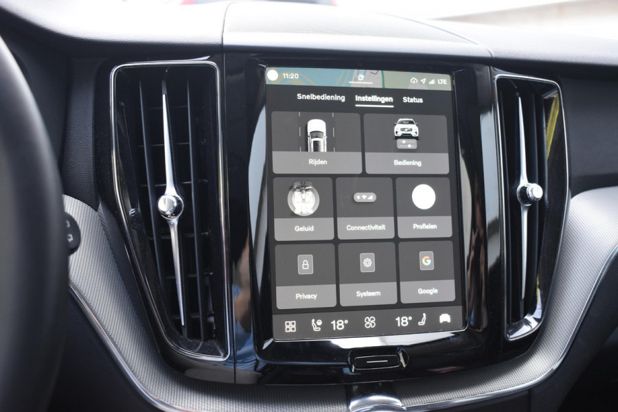 Volvo XC60 T6 350PK Automaat Plug-in Hybrid AWD Plus Dark / Adaptieve Cruise control / Elektrisch glazen panorama-dak / Elektrische stoelen met geheugen / Stuurverwarming / Stoelverwarming / 360 Camera / Elektrische achterklep / Extra getint glas