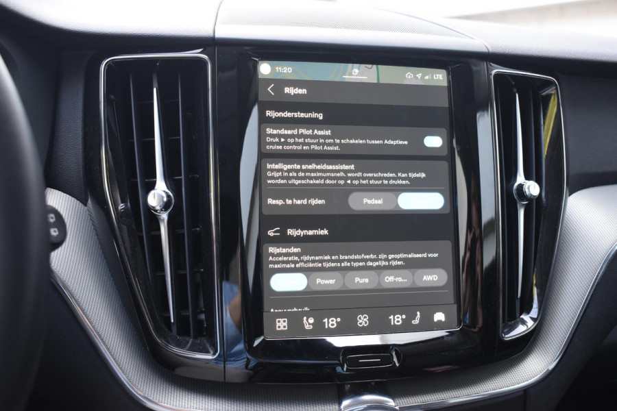 Volvo XC60 T6 350PK Automaat Plug-in Hybrid AWD Plus Dark / Adaptieve Cruise control / Elektrisch glazen panorama-dak / Elektrische stoelen met geheugen / Stuurverwarming / Stoelverwarming / 360 Camera / Elektrische achterklep / Extra getint glas
