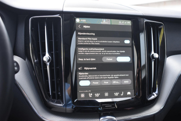 Volvo XC60 T6 350PK Automaat Plug-in Hybrid AWD Plus Dark / Adaptieve Cruise control / Elektrisch glazen panorama-dak / Elektrische stoelen met geheugen / Stuurverwarming / Stoelverwarming / 360 Camera / Elektrische achterklep / Extra getint glas