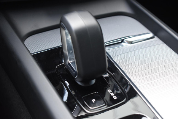 Volvo XC60 T6 350PK Automaat Plug-in Hybrid AWD Plus Dark / Adaptieve Cruise control / Elektrisch glazen panorama-dak / Elektrische stoelen met geheugen / Stuurverwarming / Stoelverwarming / 360 Camera / Elektrische achterklep / Extra getint glas
