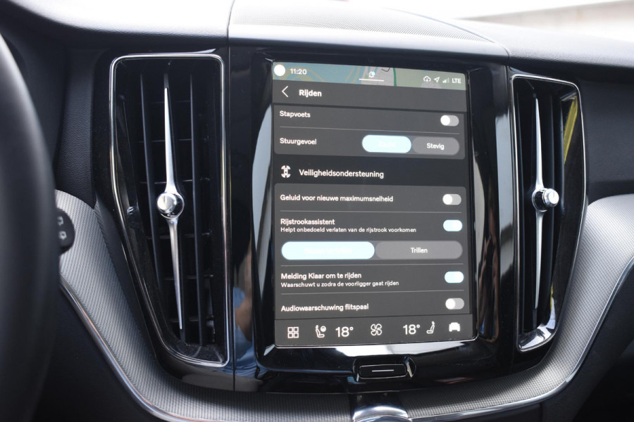 Volvo XC60 T6 350PK Automaat Plug-in Hybrid AWD Plus Dark / Adaptieve Cruise control / Elektrisch glazen panorama-dak / Elektrische stoelen met geheugen / Stuurverwarming / Stoelverwarming / 360 Camera / Elektrische achterklep / Extra getint glas