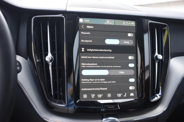 Volvo XC60 T6 350PK Automaat Plug-in Hybrid AWD Plus Dark / Adaptieve Cruise control / Elektrisch glazen panorama-dak / Elektrische stoelen met geheugen / Stuurverwarming / Stoelverwarming / 360 Camera / Elektrische achterklep / Extra getint glas
