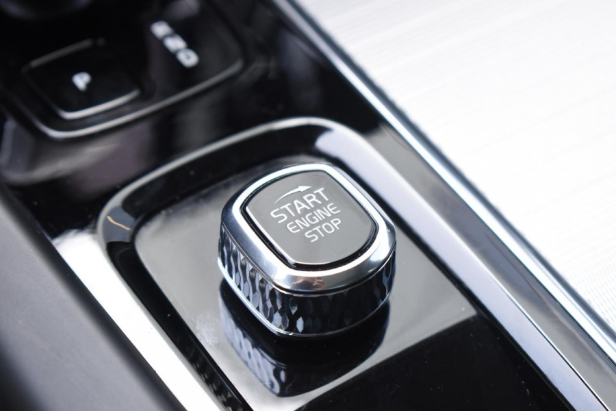Volvo XC60 T6 350PK Automaat Plug-in Hybrid AWD Plus Dark / Adaptieve Cruise control / Elektrisch glazen panorama-dak / Elektrische stoelen met geheugen / Stuurverwarming / Stoelverwarming / 360 Camera / Elektrische achterklep / Extra getint glas