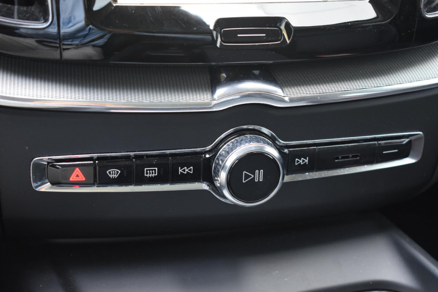 Volvo XC60 T6 350PK Automaat Plug-in Hybrid AWD Plus Dark / Adaptieve Cruise control / Elektrisch glazen panorama-dak / Elektrische stoelen met geheugen / Stuurverwarming / Stoelverwarming / 360 Camera / Elektrische achterklep / Extra getint glas