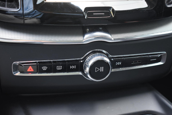 Volvo XC60 T6 350PK Automaat Plug-in Hybrid AWD Plus Dark / Adaptieve Cruise control / Elektrisch glazen panorama-dak / Elektrische stoelen met geheugen / Stuurverwarming / Stoelverwarming / 360 Camera / Elektrische achterklep / Extra getint glas
