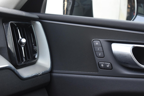 Volvo XC60 T6 350PK Automaat Plug-in Hybrid AWD Plus Dark / Adaptieve Cruise control / Elektrisch glazen panorama-dak / Elektrische stoelen met geheugen / Stuurverwarming / Stoelverwarming / 360 Camera / Elektrische achterklep / Extra getint glas