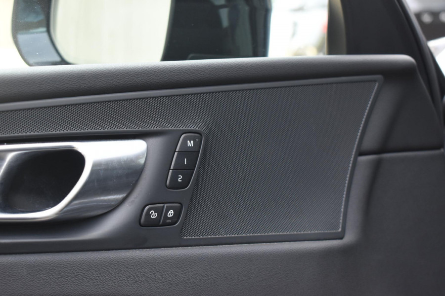 Volvo XC60 T6 350PK Automaat Plug-in Hybrid AWD Plus Dark / Adaptieve Cruise control / Elektrisch glazen panorama-dak / Elektrische stoelen met geheugen / Stuurverwarming / Stoelverwarming / 360 Camera / Elektrische achterklep / Extra getint glas