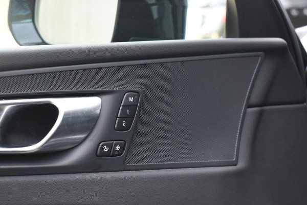 Volvo XC60 T6 350PK Automaat Plug-in Hybrid AWD Plus Dark / Adaptieve Cruise control / Elektrisch glazen panorama-dak / Elektrische stoelen met geheugen / Stuurverwarming / Stoelverwarming / 360 Camera / Elektrische achterklep / Extra getint glas