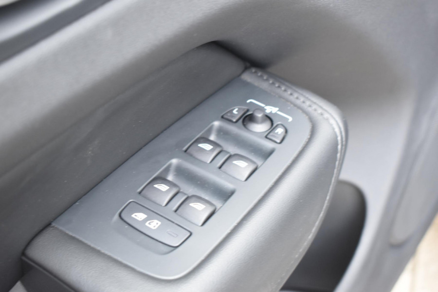Volvo XC60 T6 350PK Automaat Plug-in Hybrid AWD Plus Dark / Adaptieve Cruise control / Elektrisch glazen panorama-dak / Elektrische stoelen met geheugen / Stuurverwarming / Stoelverwarming / 360 Camera / Elektrische achterklep / Extra getint glas