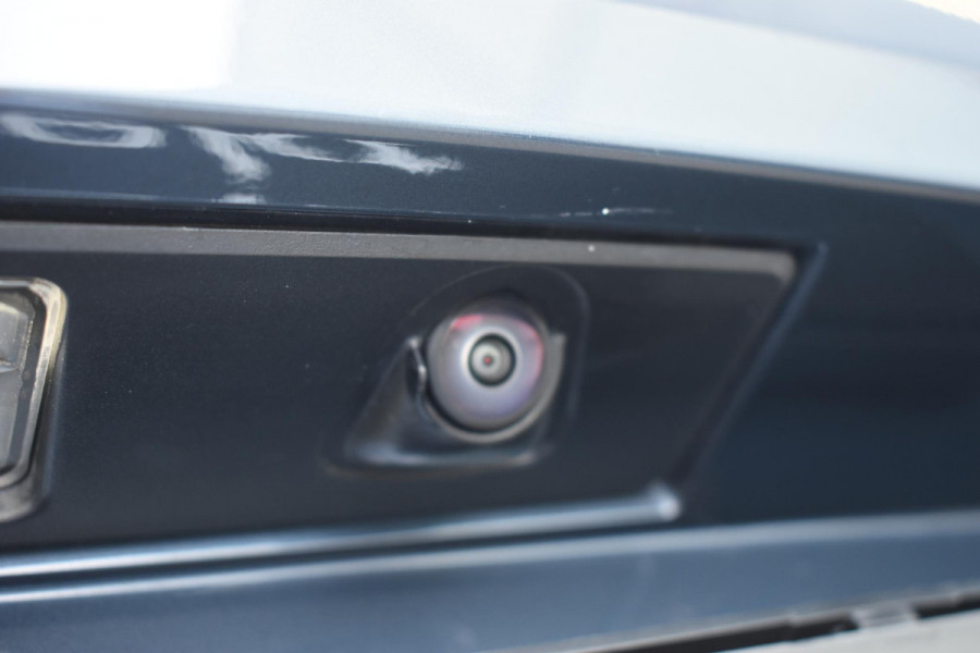 Volvo XC60 T6 350PK Automaat Plug-in Hybrid AWD Plus Dark / Adaptieve Cruise control / Elektrisch glazen panorama-dak / Elektrische stoelen met geheugen / Stuurverwarming / Stoelverwarming / 360 Camera / Elektrische achterklep / Extra getint glas
