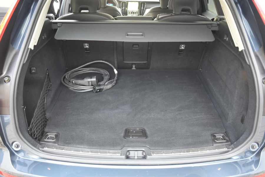 Volvo XC60 T6 350PK Automaat Plug-in Hybrid AWD Plus Dark / Adaptieve Cruise control / Elektrisch glazen panorama-dak / Elektrische stoelen met geheugen / Stuurverwarming / Stoelverwarming / 360 Camera / Elektrische achterklep / Extra getint glas
