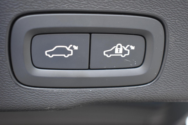 Volvo XC60 T6 350PK Automaat Plug-in Hybrid AWD Plus Dark / Adaptieve Cruise control / Elektrisch glazen panorama-dak / Elektrische stoelen met geheugen / Stuurverwarming / Stoelverwarming / 360 Camera / Elektrische achterklep / Extra getint glas