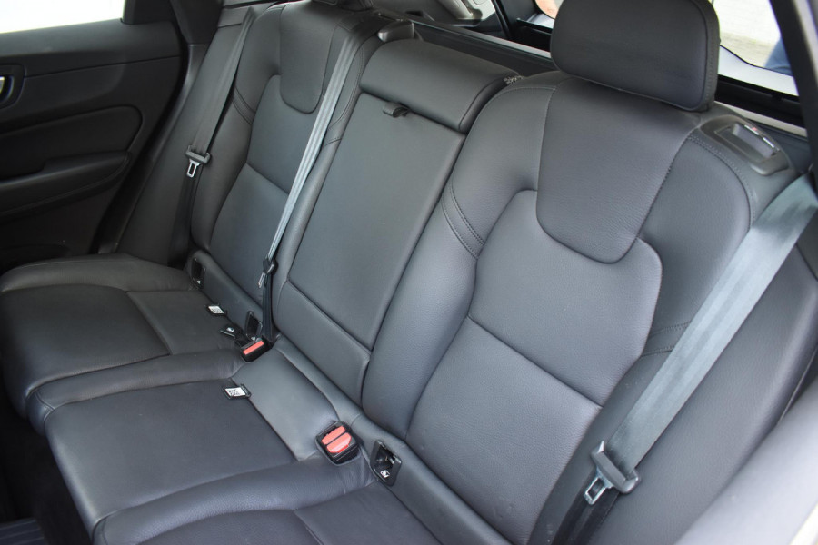 Volvo XC60 T6 350PK Automaat Plug-in Hybrid AWD Plus Dark / Adaptieve Cruise control / Elektrisch glazen panorama-dak / Elektrische stoelen met geheugen / Stuurverwarming / Stoelverwarming / 360 Camera / Elektrische achterklep / Extra getint glas