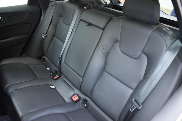 Volvo XC60 T6 350PK Automaat Plug-in Hybrid AWD Plus Dark / Adaptieve Cruise control / Elektrisch glazen panorama-dak / Elektrische stoelen met geheugen / Stuurverwarming / Stoelverwarming / 360 Camera / Elektrische achterklep / Extra getint glas