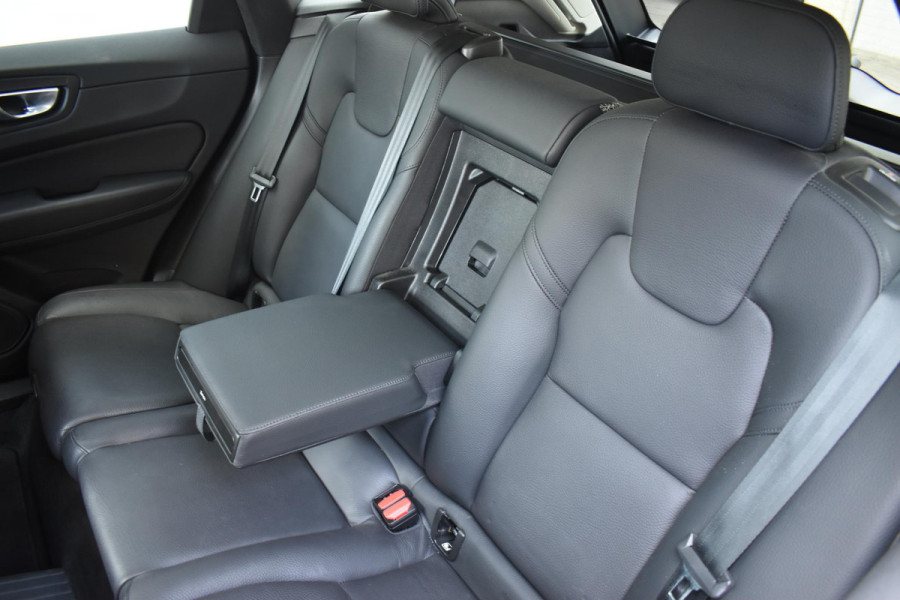 Volvo XC60 T6 350PK Automaat Plug-in Hybrid AWD Plus Dark / Adaptieve Cruise control / Elektrisch glazen panorama-dak / Elektrische stoelen met geheugen / Stuurverwarming / Stoelverwarming / 360 Camera / Elektrische achterklep / Extra getint glas