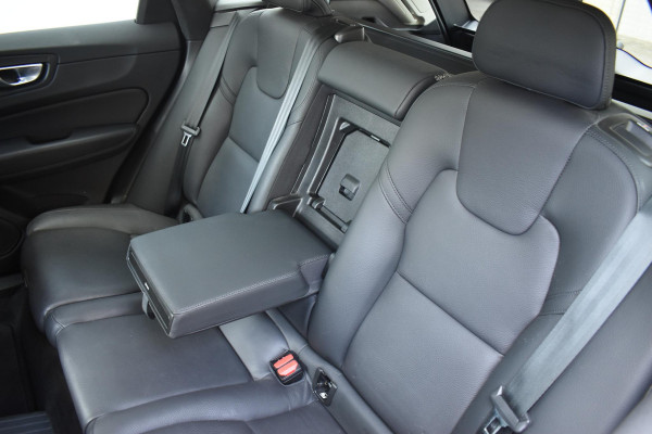 Volvo XC60 T6 350PK Automaat Plug-in Hybrid AWD Plus Dark / Adaptieve Cruise control / Elektrisch glazen panorama-dak / Elektrische stoelen met geheugen / Stuurverwarming / Stoelverwarming / 360 Camera / Elektrische achterklep / Extra getint glas