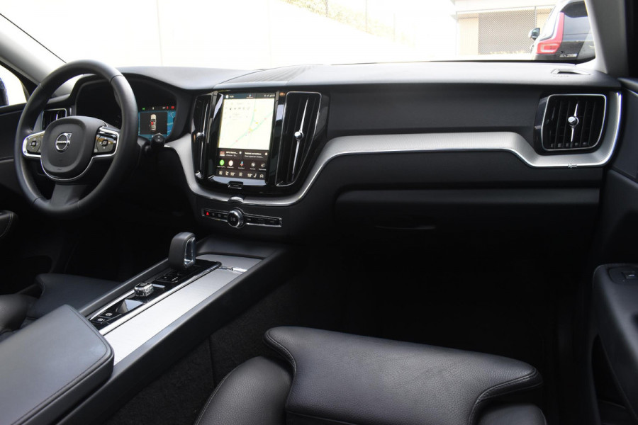 Volvo XC60 T6 350PK Automaat Plug-in Hybrid AWD Plus Dark / Adaptieve Cruise control / Elektrisch glazen panorama-dak / Elektrische stoelen met geheugen / Stuurverwarming / Stoelverwarming / 360 Camera / Elektrische achterklep / Extra getint glas