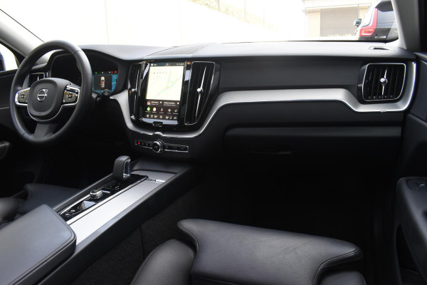 Volvo XC60 T6 350PK Automaat Plug-in Hybrid AWD Plus Dark / Adaptieve Cruise control / Elektrisch glazen panorama-dak / Elektrische stoelen met geheugen / Stuurverwarming / Stoelverwarming / 360 Camera / Elektrische achterklep / Extra getint glas