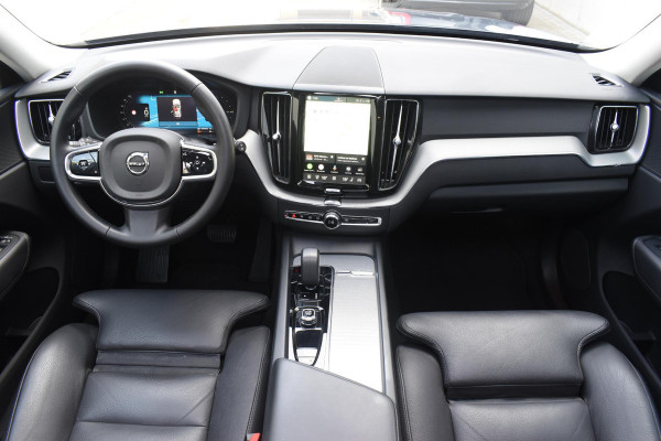 Volvo XC60 T6 350PK Automaat Plug-in Hybrid AWD Plus Dark / Adaptieve Cruise control / Elektrisch glazen panorama-dak / Elektrische stoelen met geheugen / Stuurverwarming / Stoelverwarming / 360 Camera / Elektrische achterklep / Extra getint glas