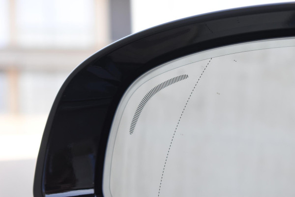Volvo XC60 T6 350PK Automaat Plug-in Hybrid AWD Plus Dark / Adaptieve Cruise control / Elektrisch glazen panorama-dak / Elektrische stoelen met geheugen / Stuurverwarming / Stoelverwarming / 360 Camera / Elektrische achterklep / Extra getint glas