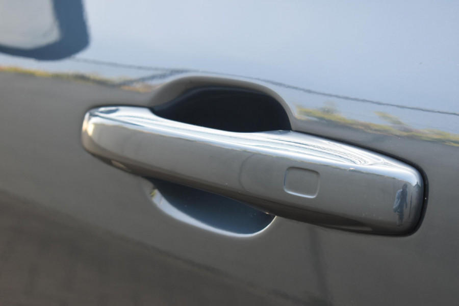 Volvo XC60 T6 350PK Automaat Plug-in Hybrid AWD Plus Dark / Adaptieve Cruise control / Elektrisch glazen panorama-dak / Elektrische stoelen met geheugen / Stuurverwarming / Stoelverwarming / 360 Camera / Elektrische achterklep / Extra getint glas