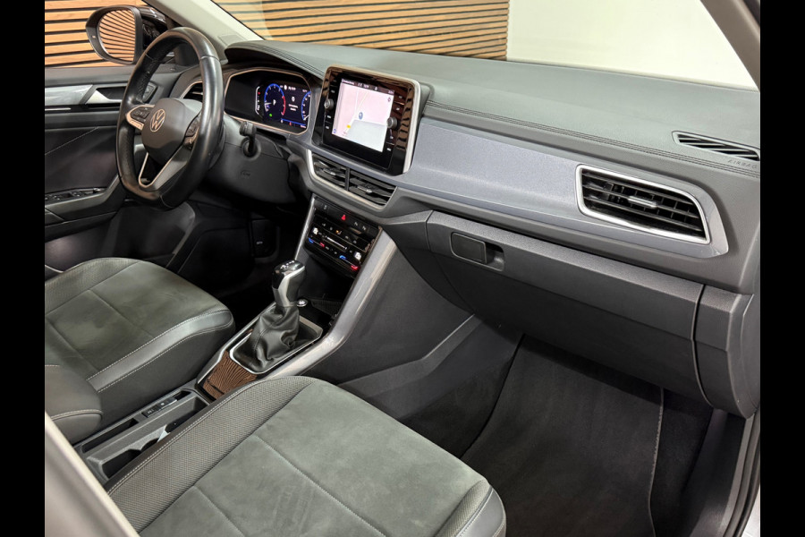 Volkswagen T-Roc 1.5 TSI Style | Panoramadak | ACC | Park Assist | LED Plus | Virtual Cockpit | Camera | 18 Inch | CarPlay