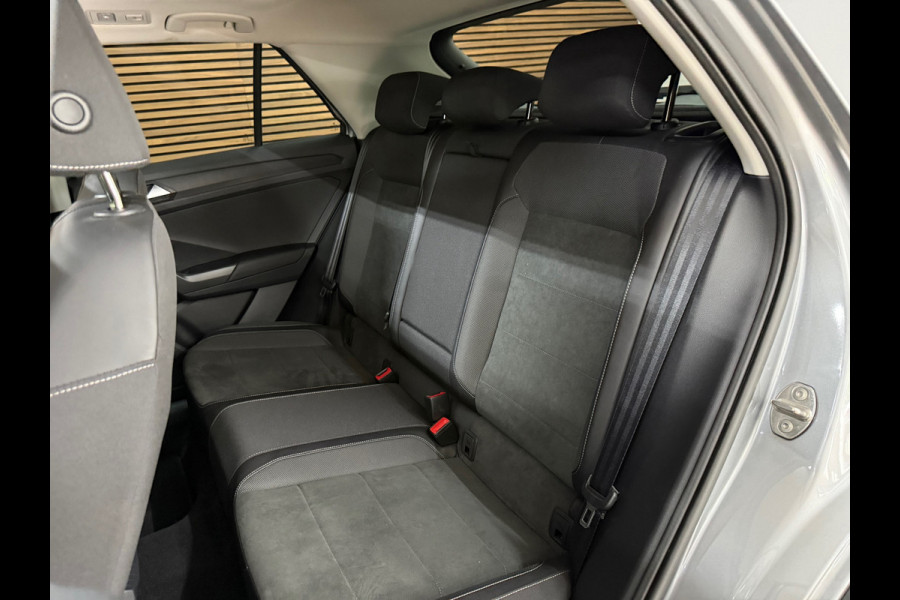 Volkswagen T-Roc 1.5 TSI Style | Panoramadak | ACC | Park Assist | LED Plus | Virtual Cockpit | Camera | 18 Inch | CarPlay