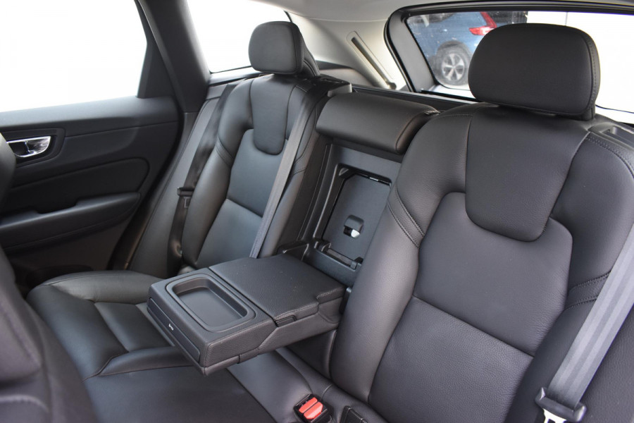 Volvo XC60 T8 390PK Automaat Plug-in hybrid AWD Inscription / Head-up display / Elektrisch glazen panoramisch schuifdak / Achteruitrijcamera / Elektrisch bedienbare voorstoelen met geheugen / Verwarmbare stoelen / Keyless entry / Elektrische achterklep