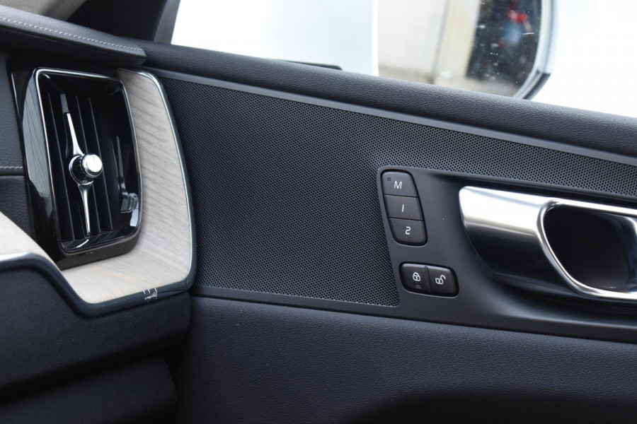 Volvo XC60 T8 390PK Automaat Plug-in hybrid AWD Inscription / Head-up display / Elektrisch glazen panoramisch schuifdak / Achteruitrijcamera / Elektrisch bedienbare voorstoelen met geheugen / Verwarmbare stoelen / Keyless entry / Elektrische achterklep
