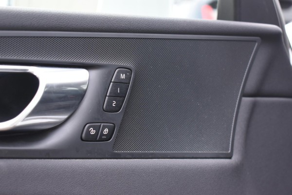 Volvo XC60 T8 390PK Automaat Plug-in hybrid AWD Inscription / Head-up display / Elektrisch glazen panoramisch schuifdak / Achteruitrijcamera / Elektrisch bedienbare voorstoelen met geheugen / Verwarmbare stoelen / Keyless entry / Elektrische achterklep