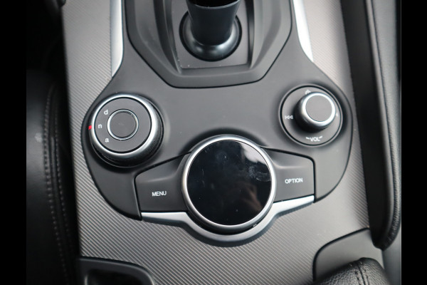 Alfa Romeo Giulia 2.0T Super Adaptive CC / Navi/ Camera /Pdc / Carplay /Stoel/Stuurverw / Automaat Gechipt 310pk - 460nm koppel