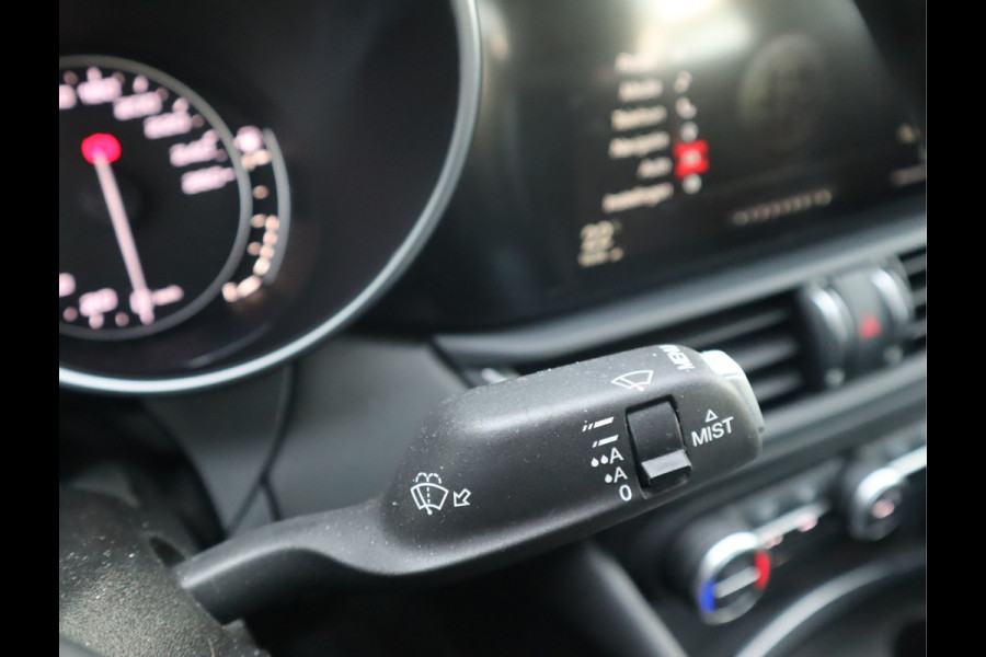 Alfa Romeo Giulia 2.0T Super Adaptive CC / Navi/ Camera /Pdc / Carplay /Stoel/Stuurverw / Automaat Gechipt 310pk - 460nm koppel