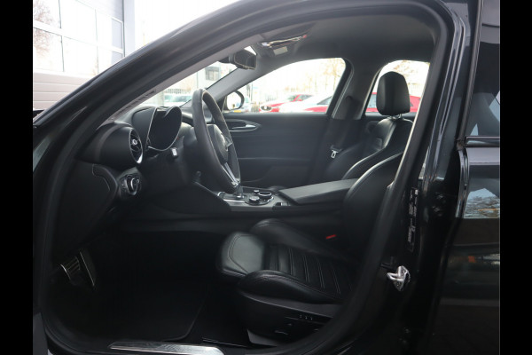 Alfa Romeo Giulia 2.0T Super Adaptive CC / Navi/ Camera /Pdc / Carplay /Stoel/Stuurverw / Automaat Gechipt 310pk - 460nm koppel