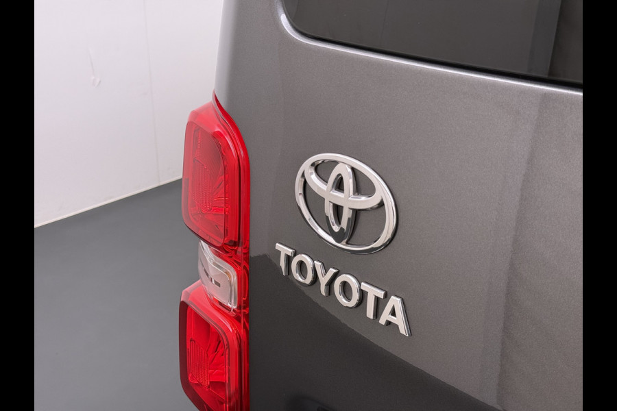 Toyota ProAce Worker L3 2.0D-4D 177PK Automaat Leder Dubbele Cabine 5-Persoons Stoelverwarming Trekhaak Camera 3D-Navi Ecc Apple Carplay Android Auto Sidebar Lmv 17" Privacy Glas Betonplex Vloer Wandbetimmering 1e Eigenaar 2.500KG Trekgewicht 400NM
