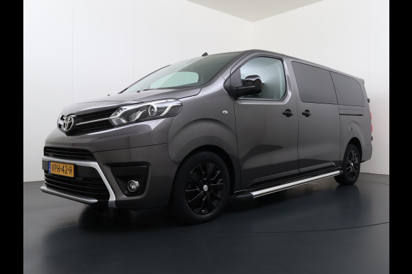 Toyota ProAce Worker L3 2.0D-4D 177PK Automaat Leder Dubbele Cabine 5-Persoons Stoelverwarming Trekhaak Camera 3D-Navi Ecc Apple Carplay Android Auto Sidebar Lmv 17" Privacy Glas Betonplex Vloer Wandbetimmering 1e Eigenaar 2.500KG Trekgewicht 400NM