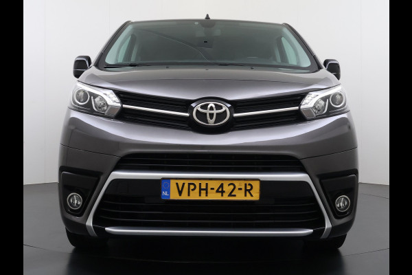 Toyota ProAce Worker L3 2.0D-4D 177PK Automaat Leder Dubbele Cabine 5-Persoons Stoelverwarming Trekhaak Camera 3D-Navi Ecc Apple Carplay Android Auto Sidebar Lmv 17" Privacy Glas Betonplex Vloer Wandbetimmering 1e Eigenaar 2.500KG Trekgewicht 400NM