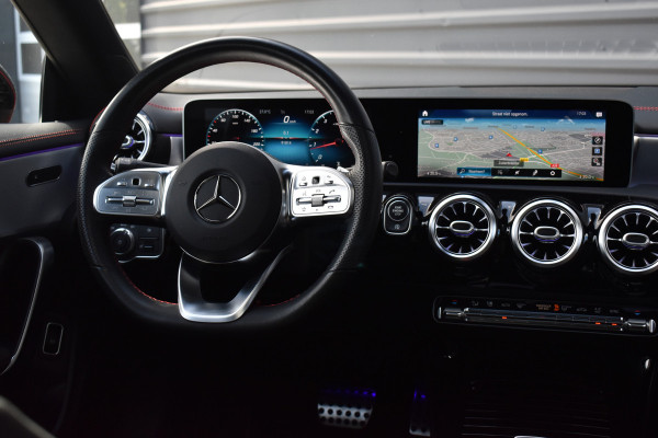 Mercedes-Benz CLA-Klasse 200 AMG Line | Panorama | Sfeerverlichting |  Widescreen Cockpit | Stoelverwarming |